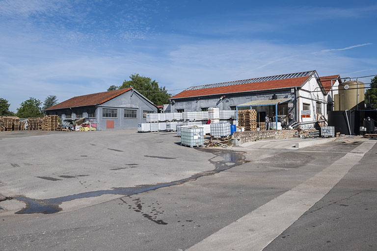 Garages, entrepôts industriels et atelier depuis la cour, au sud-est. © Jérôme Mongreville / Région Bourgogne-Franche-Comté, Inventaire du patrimoine - 2015