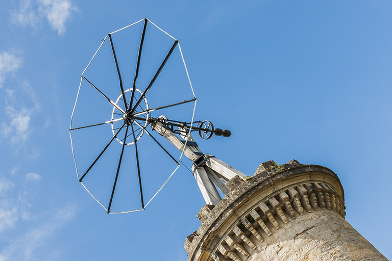 Structure supérieure : roue motrice ou hélice éolienne. © Jérôme Mongreville / Région Bourgogne-Franche-Comté, Inventaire du patrimoine - 2015