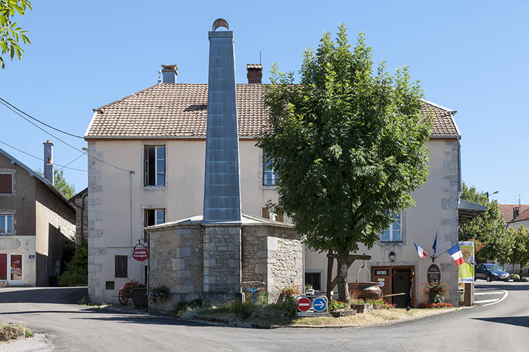 Vue d'ensemble depuis le nord. Cheminée de la chaufferie au premier plan. © Jérôme Mongreville / Région Bourgogne-Franche-Comté, Inventaire du patrimoine - 2015