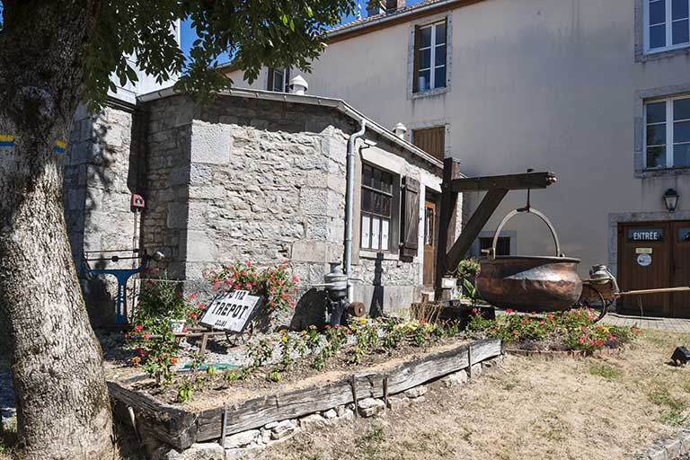 Atelier de fromagerie et façade postérieure de la mairie. © Jérôme Mongreville / Région Bourgogne-Franche-Comté, Inventaire du patrimoine - 2015