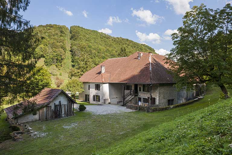 Vue d'ensemble depuis le sud-ouest. © Jérôme Mongreville / Région Bourgogne-Franche-Comté, Inventaire du patrimoine - 2015 Vue d'ensemble depuis le sud-ouest. © Jérôme Mongreville / Région Bourgogne-Franche-Comté, Inventaire du patrimoine - 2015