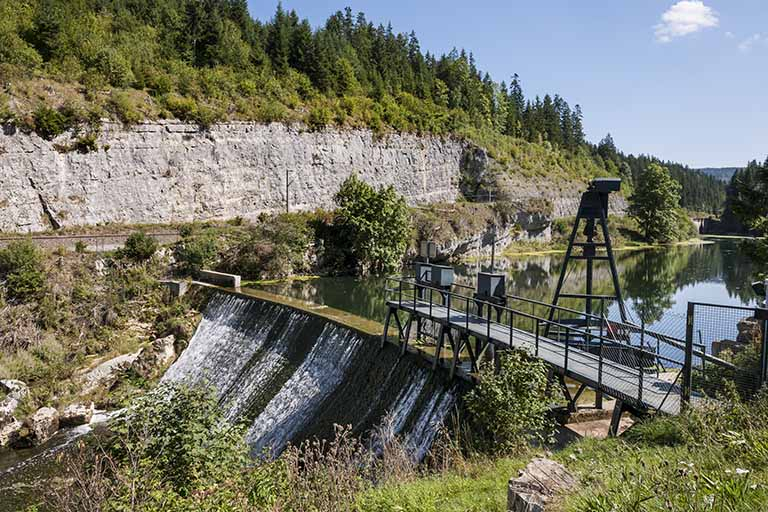 Le barrage depuis la rive gauche. © Jérôme Mongreville / Région Bourgogne-Franche-Comté, Inventaire du patrimoine - 2015 Le barrage depuis la rive gauche. © Jérôme Mongreville / Région Bourgogne-Franche-Comté, Inventaire du patrimoine - 2015
