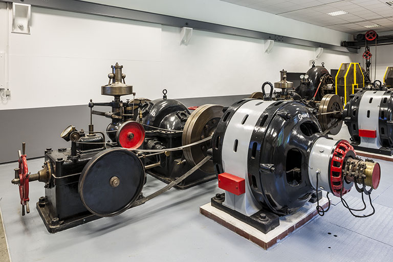 Groupe turbo-alternateur et régulateur SACM (hors service). © Jérôme Mongreville / Région Bourgogne-Franche-Comté, Inventaire du patrimoine - 2015 Groupe turbo-alternateur et régulateur SACM (hors service). © Jérôme Mongreville / Région Bourgogne-Franche-Comté, Inventaire du patrimoine - 2015