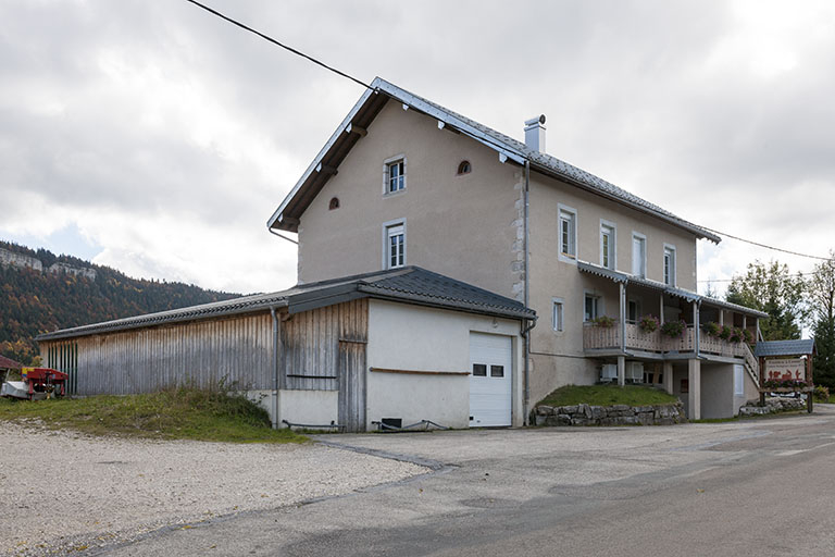 Vue de trois quarts arrière. © Jérôme Mongreville / Région Bourgogne-Franche-Comté, Inventaire du patrimoine - 2015