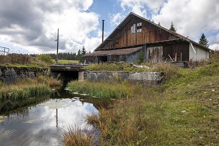 Vue de la scierie depuis le bassin de retenue. © Jérôme Mongreville / Région Bourgogne-Franche-Comté, Inventaire du patrimoine - 2015