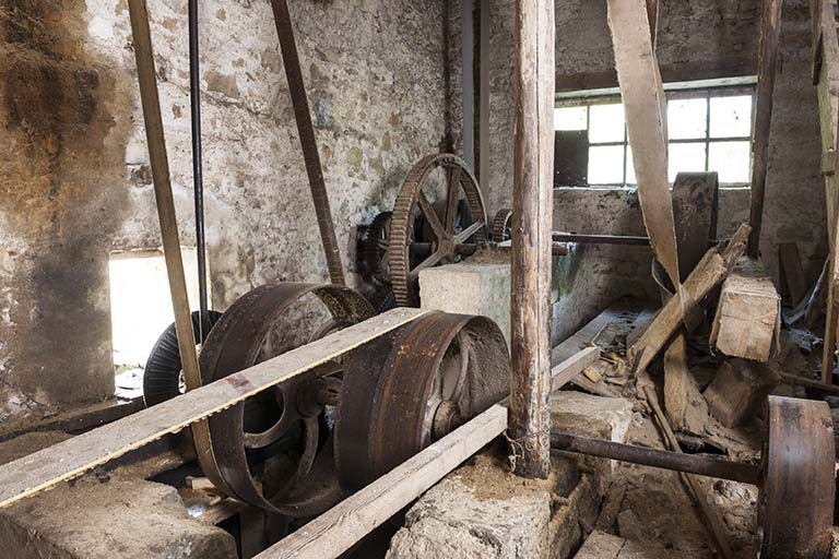 Etage de soubassement. Axe de transmission de la turbine et poulies de renvoi. © Jérôme Mongreville / Région Bourgogne-Franche-Comté, Inventaire du patrimoine - 2015