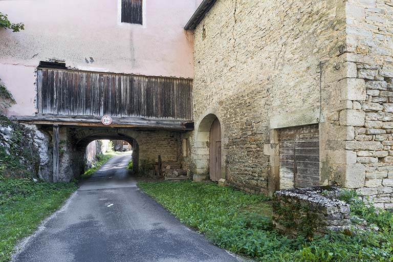 Passage couvert sur la route. © Jérôme Mongreville / Région Bourgogne-Franche-Comté, Inventaire du patrimoine - 2015