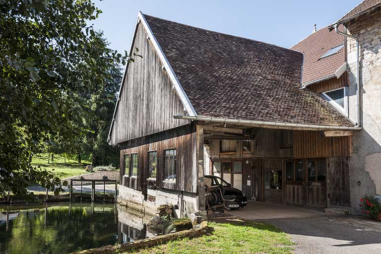 Prise d'eau de la retenue et passage couvert de la scierie. © Jérôme Mongreville / Région Bourgogne-Franche-Comté, Inventaire du patrimoine - 2015