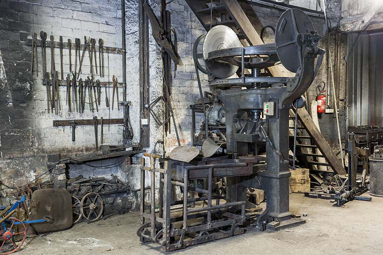 Balancier à friction (emboutissage des socs). © Jérôme Mongreville / Région Bourgogne-Franche-Comté, Inventaire du patrimoine - 2015