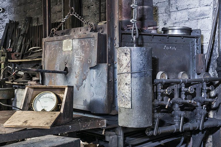 Four à fuel de marque Tranchant (Paris). Au premier plan : pyromètre et sa sonde. © Jérôme Mongreville / Région Bourgogne-Franche-Comté, Inventaire du patrimoine - 2015