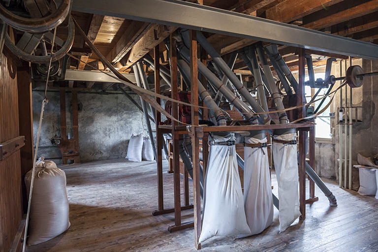 Troisième étage. Ensachage du son en sortie du plansichter. © Jérôme Mongreville / Région Bourgogne-Franche-Comté, Inventaire du patrimoine - 2015