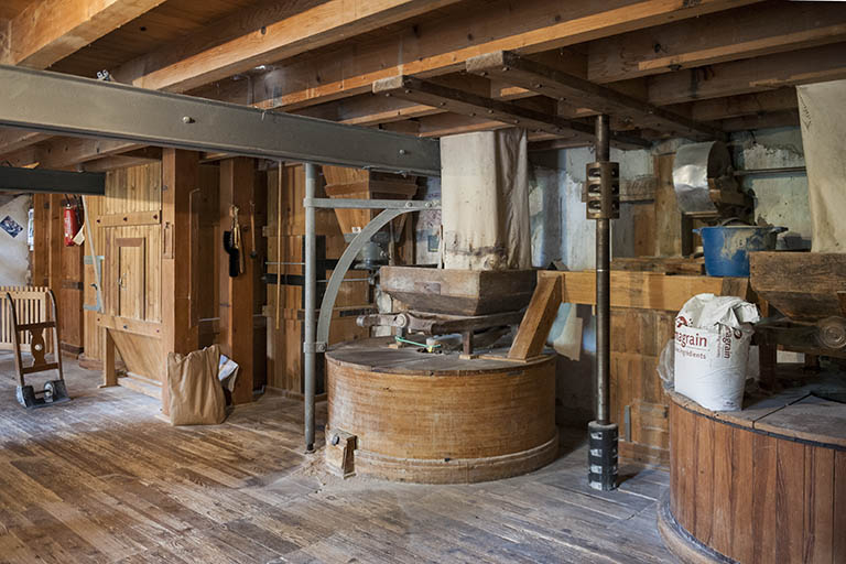 Premier étage. Chambre à farine et meules. © Jérôme Mongreville / Région Bourgogne-Franche-Comté, Inventaire du patrimoine - 2015