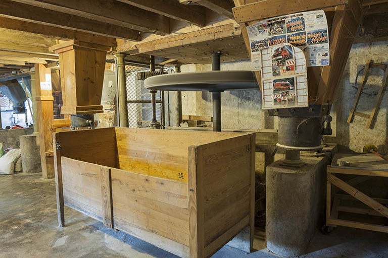 Rez-de-chaussée. Transmission par engrenages de la turbine. © Jérôme Mongreville / Région Bourgogne-Franche-Comté, Inventaire du patrimoine - 2015
