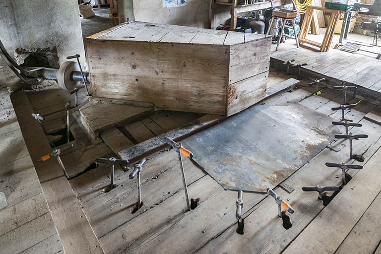 Poignées de commande des pales de la turbine et coffre couvrant la transmission. © Jérôme Mongreville / Région Bourgogne-Franche-Comté, Inventaire du patrimoine - 2015