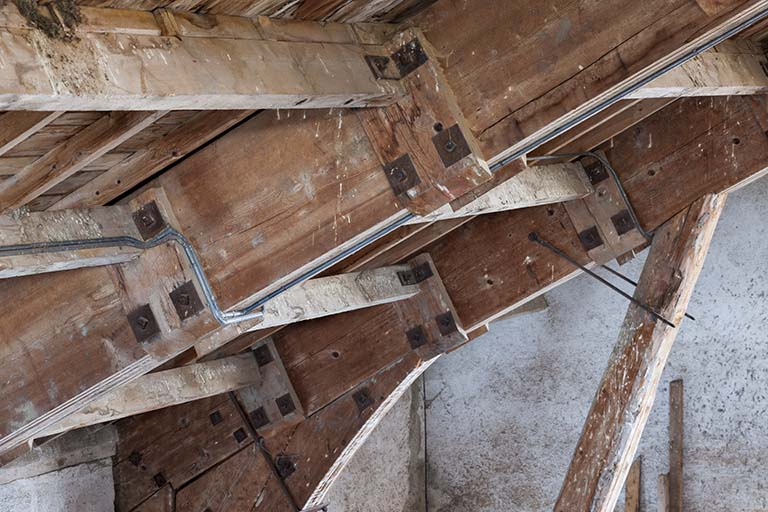 Liaison des pannes et des fermes par équerres et plaques boulonnées. © Jérôme Mongreville / Région Bourgogne-Franche-Comté, Inventaire du patrimoine - 2015