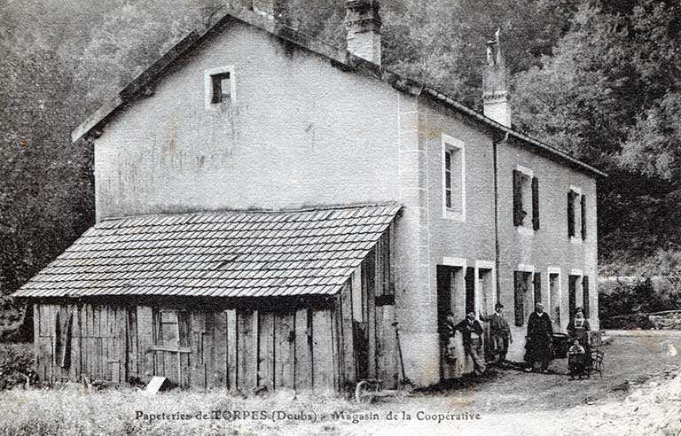 Papeteries de Torpes (Doubs). Magasin de la Coopérative, carte postale, s.d. [fin 19e ou début 20e siècle]. © Léa Huguenin-Vuillemin / Région Bourgogne-Franche-Comté, Inventaire du patrimoine - 2015