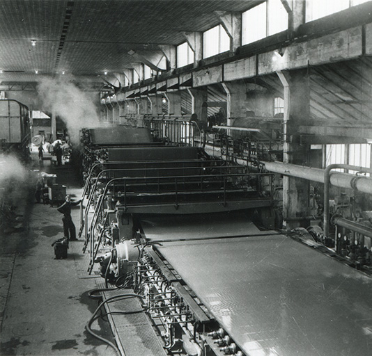Vue d'ensemble de la machine à papier, photogr., s.d. [3e quart 20e siècle].  © Léa Huguenin-Vuillemin / Région Bourgogne-Franche-Comté, Inventaire du patrimoine - 2015