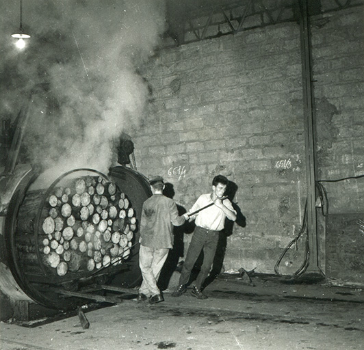 Etuvage du bois. Sortie d'un chariot, photogr., s.d. [3e quart 20e siècle]. © Léa Huguenin-Vuillemin / Région Bourgogne-Franche-Comté, Inventaire du patrimoine - 2015