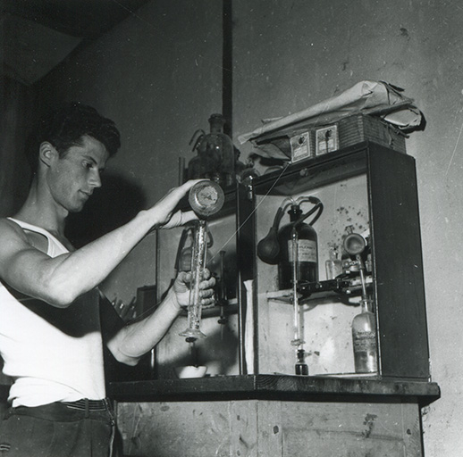 Mesure en laboratoire, photogr., s.d. [3e quart 20e siècle]. © Léa Huguenin-Vuillemin / Région Bourgogne-Franche-Comté, Inventaire du patrimoine - 2015