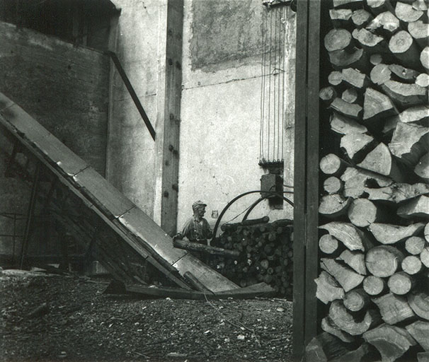 Chargement du bois pour l'étuvage, photogr., s.d. [3e quart 20e siècle]. © Léa Huguenin-Vuillemin / Région Bourgogne-Franche-Comté, Inventaire du patrimoine - 2015