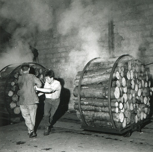 Etuvage du bois. Sortie des chariots (?), photogr., s.d. [3e quart 20e siècle]. © Léa Huguenin-Vuillemin / Région Bourgogne-Franche-Comté, Inventaire du patrimoine - 2015