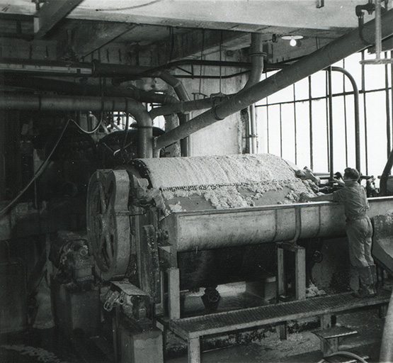 Râpage du bois, photogr., s.d. [3e quart 20e siècle]. © Léa Huguenin-Vuillemin / Région Bourgogne-Franche-Comté, Inventaire du patrimoine - 2015