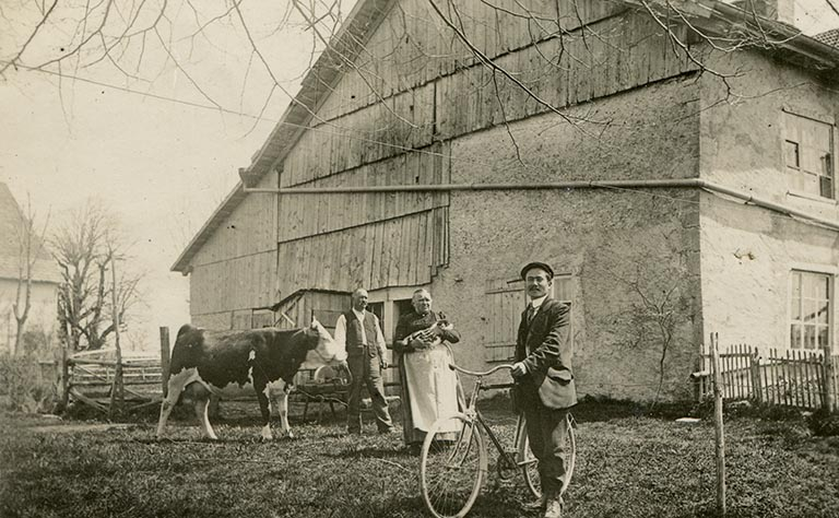 [Façade latérale droite], entre 1903 et 1913. La femme serait Léa Bride et l'homme derrière elle Constant jacquot (?). © Laurent Poupard / Région Bourgogne-Franche-Comté, Inventaire du patrimoine - 2015