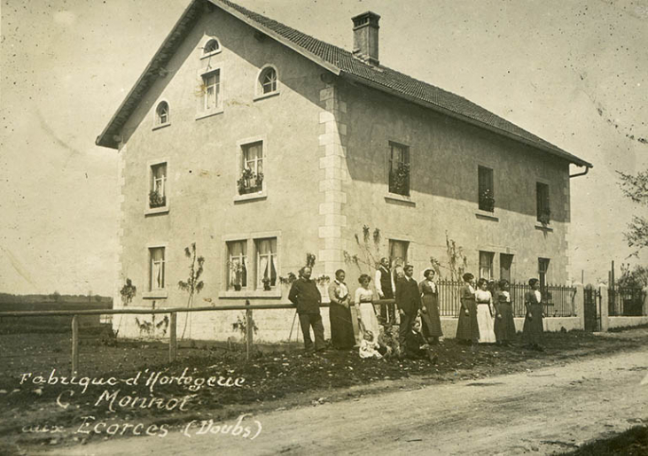 Fabrique d'horlogerie C. Monnot aux Écorces (Doubs) [le bâtiment vu de trois quarts gauche], 1er quart 20e siècle (avant 1912). Constant Monnot (à gauche) et sa famille (Laurent est visible à l'arrière-plan). © Laurent Poupard / Région Bourgogne-Franche-Comté, Inventaire du patrimoine - 2015