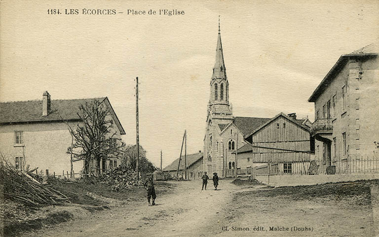 1184. Les Ecorces - Place de l'Eglise [façades antérieure et latérale gauche], limite 19e siècle 20e siècle. © Laurent Poupard / Région Bourgogne-Franche-Comté, Inventaire du patrimoine - 2015