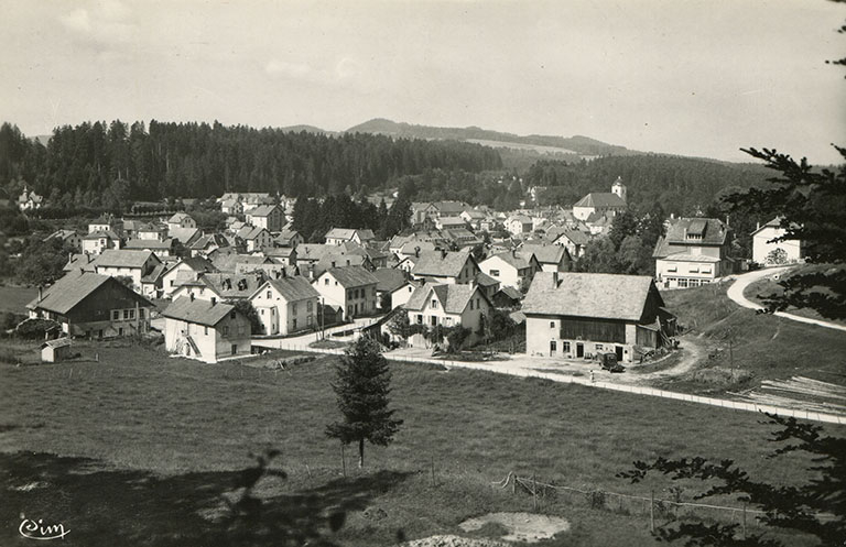 Maîche (Doubs) - Vue générale [depuis le nord-est, montrant les rues de Goule, du Mont et Paul Monnot], milieu 20e siècle. © Laurent Poupard / Région Bourgogne-Franche-Comté, Inventaire du patrimoine - 2015