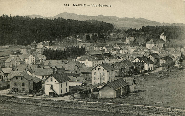 924. Maîche - Vue générale [à l'angle des rues de Goule et du Mont], vers 1911. Le bâtiment est visible à gauche. © Laurent Poupard / Région Bourgogne-Franche-Comté, Inventaire du patrimoine - 2015