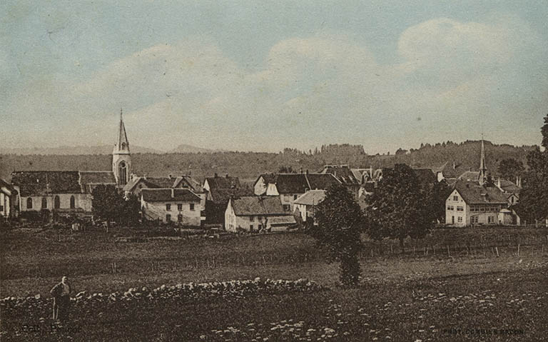 Charquemont (Doubs) - Vue générale [depuis le nord], 2e quart 20e siècle (entre 1932 et 1946). L'usine est visible à droite. © Laurent Poupard / Région Bourgogne-Franche-Comté, Inventaire du patrimoine - 2015