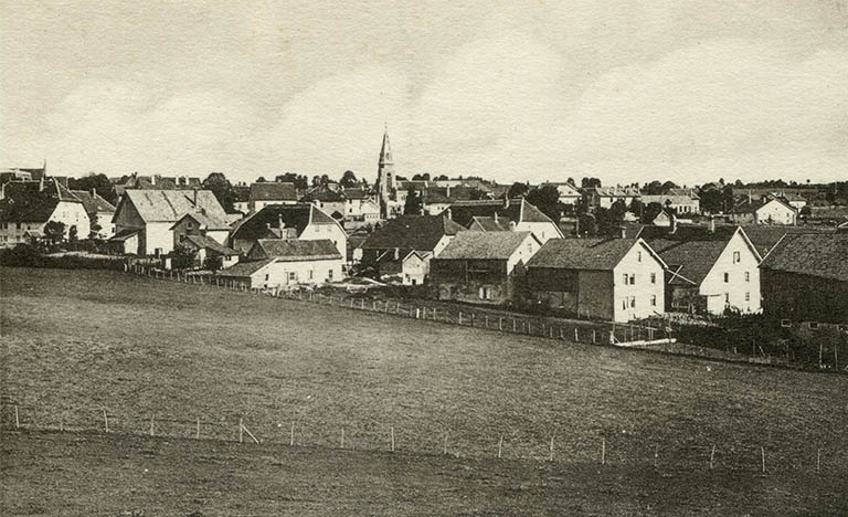 17 Charquemont - Vue générale [le quartier de l'église et le bas du village vus du sud], milieu 20e siècle. Arrière du bâtiment. © Laurent Poupard / Région Bourgogne-Franche-Comté, Inventaire du patrimoine - 2015