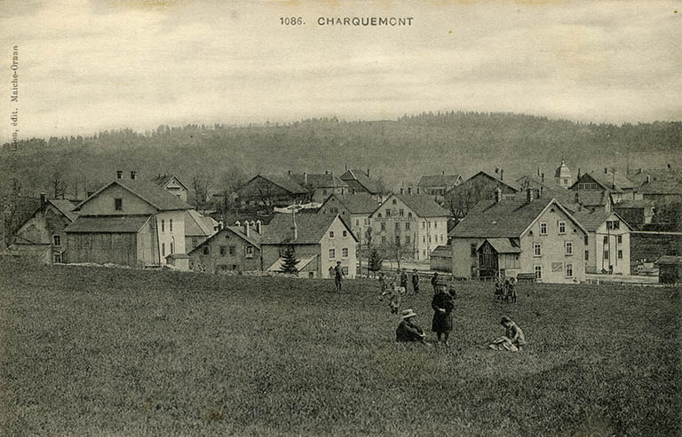 1086. Charquemont [carrefour des rues de Besançon et Victor Hugo, et de la Grande Rue, depuis le nord-ouest], 1er quart 20e siècle. © Laurent Poupard / Région Bourgogne-Franche-Comté, Inventaire du patrimoine - 2015