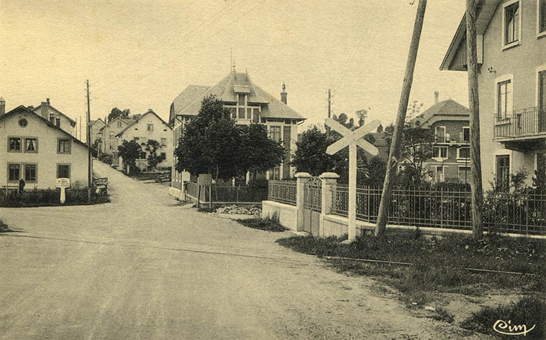 Charquemont (Doubs). Passage à niveau et route des cités, 2e quart 20e siècle. La fabrique Jacquot à gauche n'a pas encore été modifiée. © Laurent Poupard / Région Bourgogne-Franche-Comté, Inventaire du patrimoine - 2015 Charquemont (Doubs). Passage à niveau et route des cités, 2e quart 20e siècle. La fabrique Jacquot à gauche n'a pas encore été modifiée. © Laurent Poupard / Région Bourgogne-Franche-Comté, Inventaire du patrimoine - 2015