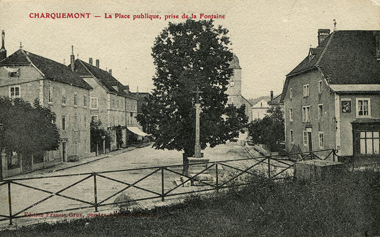 Charquemont - La place publique, prise de la fontaine, 1er quart 20e siècle (avant 1908). © Laurent Poupard / Région Bourgogne-Franche-Comté, Inventaire du patrimoine - 2015 Charquemont - La place publique, prise de la fontaine, 1er quart 20e siècle (avant 1908). © Laurent Poupard / Région Bourgogne-Franche-Comté, Inventaire du patrimoine - 2015