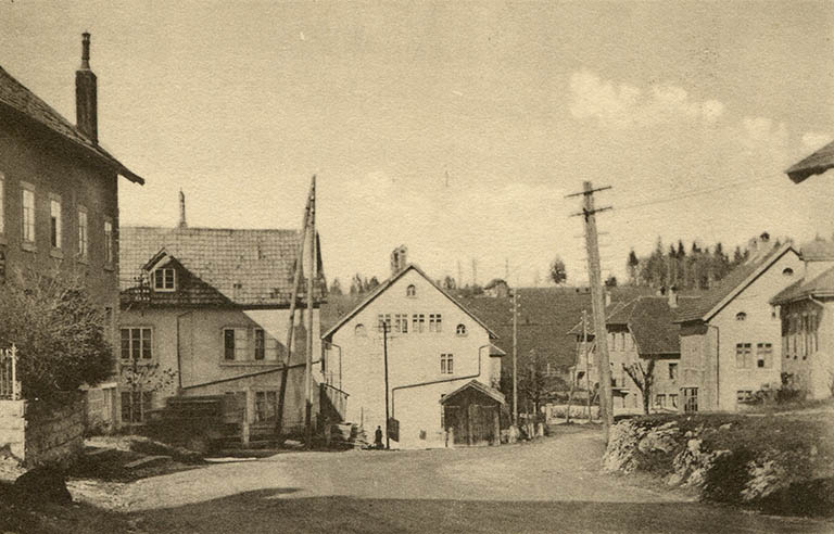 Charquemont (Doubs) - Intérieur du village [la Grande Rue au carrefour de la Rue Neuve], 2e quart 20e siècle. © Laurent Poupard / Région Bourgogne-Franche-Comté, Inventaire du patrimoine - 2015