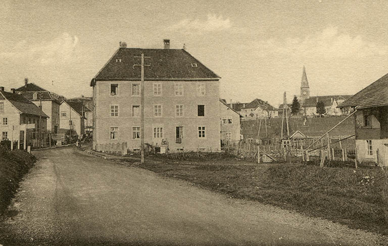 Charquemont (Doubs) - Vue générale [l'immeuble vu du sud], milieu 20e siècle. © Laurent Poupard / Région Bourgogne-Franche-Comté, Inventaire du patrimoine - 2015