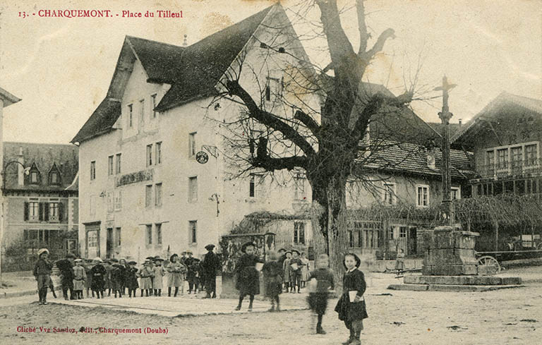 13. - Charquemont. - Place du Tilleul [l'hôtel du Lion d'Or, de trois quarts droite], 1er quart 20e siècle (avant 1906). © Laurent Poupard / Région Bourgogne-Franche-Comté, Inventaire du patrimoine - 2015