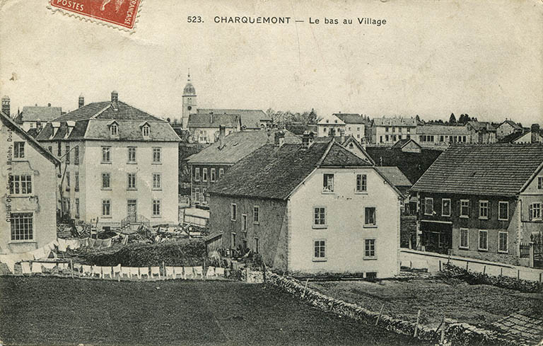 523. Charquemont - Le bas du village [le quartier de l'église et le bas du village vus du sud], 1er quart 20e siècle (avant 1909). Le bâtiment est visible à droite. © Laurent Poupard / Région Bourgogne-Franche-Comté, Inventaire du patrimoine - 2015