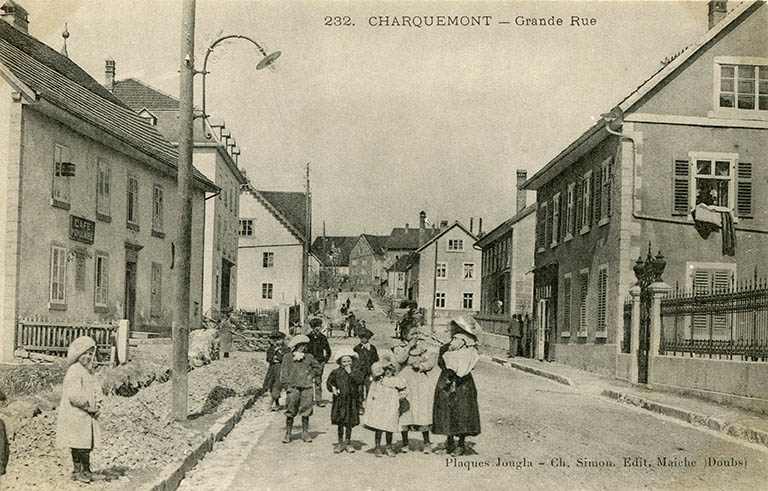 232. Charquemont - Grande Rue [au niveau des n° 54 à gauche et 45 à droite], 1er quart 20e siècle (juillet 1904 ?). © Laurent Poupard / Région Bourgogne-Franche-Comté, Inventaire du patrimoine - 2015