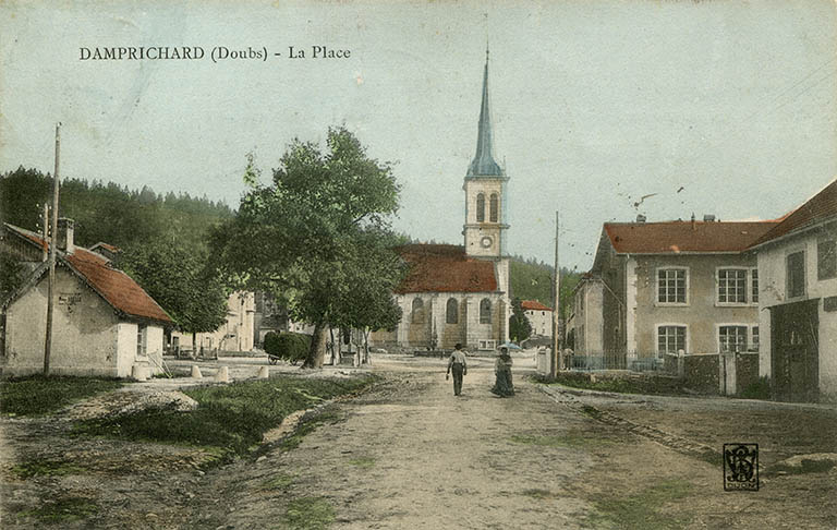 Damprichard (Doubs) - La place, entre 1904 et 1906. L'extrémité de l'usine Péquignot-Mougin est visible à droite. © Laurent Poupard / Région Bourgogne-Franche-Comté, Inventaire du patrimoine - 2015 Damprichard (Doubs) - La place, entre 1904 et 1906. L'extrémité de l'usine Péquignot-Mougin est visible à droite. © Laurent Poupard / Région Bourgogne-Franche-Comté, Inventaire du patrimoine - 2015