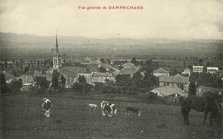 Vue générale de Damprichard [depuis le sud-est], limite 19e siècle 20e siècle (entre 1895 et 1901 ?). L'usine Bourgeois est visible à droite. © Laurent Poupard / Région Bourgogne-Franche-Comté, Inventaire du patrimoine - 2015