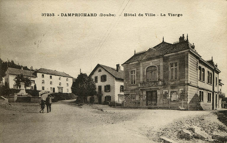 37233 - Damprichard (Doubs) - Hôtel de Ville - La Vierge [et l'usine Burdet], 1ère moitié 20e siècle (entre 1912 et 1935). © Laurent Poupard / Région Bourgogne-Franche-Comté, Inventaire du patrimoine - 2015