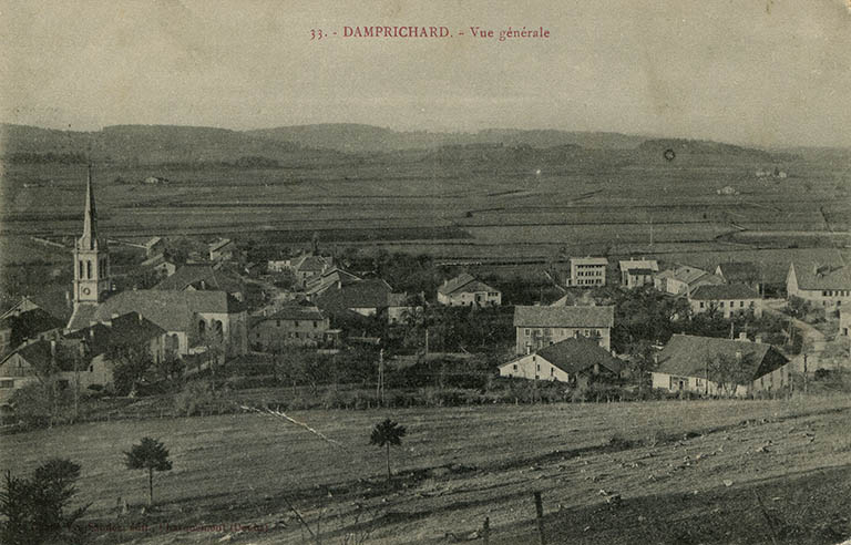 33. - Damprichard. - Vue générale [depuis le sud-est], limite 19e siècle 20e siècle (entre 1895 et 1901 ?). L'usine Bourgeois est visible à droite. © Laurent Poupard / Région Bourgogne-Franche-Comté, Inventaire du patrimoine - 2015