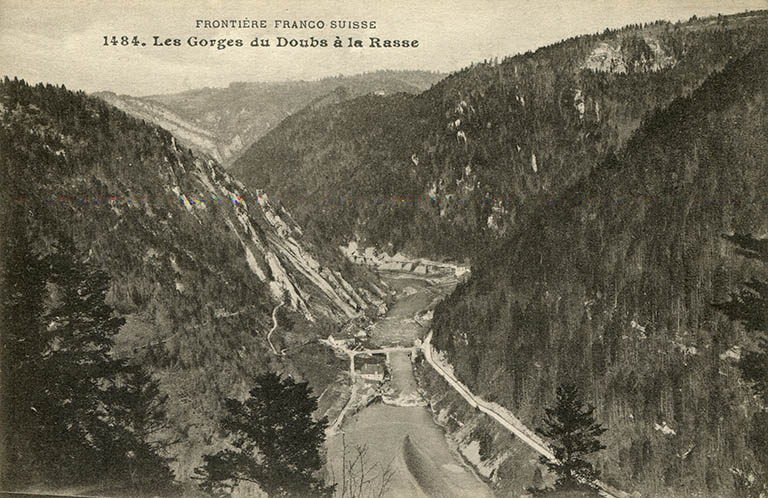 Frontière franco-suisse 1484. Les Gorges du Doubs à la Rasse [vue d'ensemble plongeante depuis l'amont], 1er quart 20e siècle (après 1907). © Laurent Poupard / Région Bourgogne-Franche-Comté, Inventaire du patrimoine - 2015