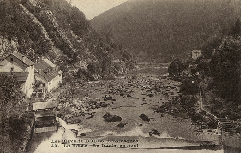 Les rives du Doubs pittoresques. 49. La Rasse - Le Doubs en aval [l'usine vue de la rive gauche en amont], 1er quart 20e siècle. © Laurent Poupard / Région Bourgogne-Franche-Comté, Inventaire du patrimoine - 2015