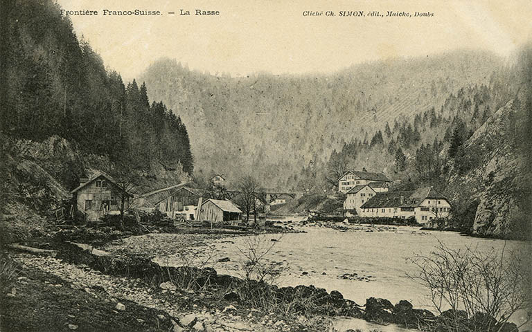 Frontière Franco-Suisse - La Rasse [vue d'ensemble depuis l'aval rive gauche], entre 1893 et 1907. © Laurent Poupard / Région Bourgogne-Franche-Comté, Inventaire du patrimoine - 2015