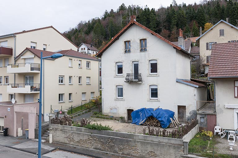 Logement : façade antérieure, de trois quarts droite. © Jérôme Mongreville / Région Bourgogne-Franche-Comté, Inventaire du patrimoine - 2015 Logement : façade antérieure, de trois quarts droite. © Jérôme Mongreville / Région Bourgogne-Franche-Comté, Inventaire du patrimoine - 2015
