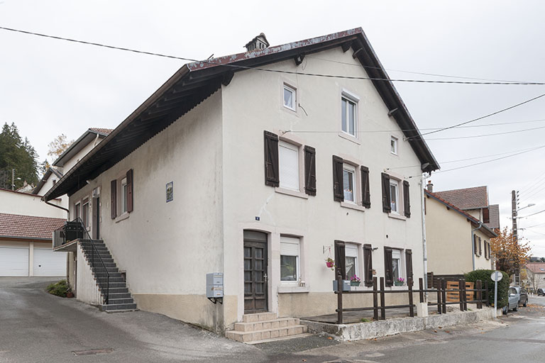 Maison : façades antérieure et latérale gauche. © Jérôme Mongreville / Région Bourgogne-Franche-Comté, Inventaire du patrimoine - 2015 Maison : façades antérieure et latérale gauche. © Jérôme Mongreville / Région Bourgogne-Franche-Comté, Inventaire du patrimoine - 2015